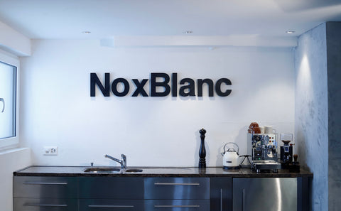 NoxBlanc Logo an der Wand der Büroküche