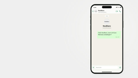 Smartphone mit einem WhatsApp-Chat mit NoxBlanc